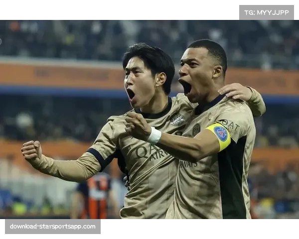 巴黎圣日耳曼球员李刚仁角球助攻内维斯，展现定位球技术